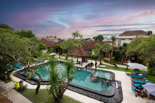 an overhead view of a swimming pool at a resort at Hotel Sinar Bali Legian in Legian