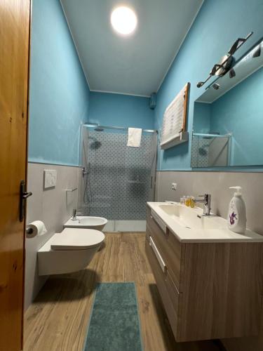uma casa de banho com um WC, um lavatório e um chuveiro em casa in spiaggia em Marina di Pescoluse