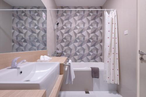 Koupelna v ubytování Premiere Hotel Tegal