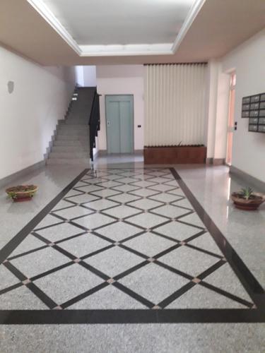 um corredor com piso em azulejo e escadas em B&B Vistamare em Villa San Giovanni