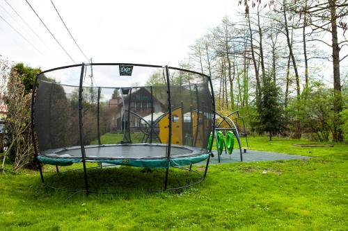 un trampolín vacío en una cúpula de cristal en un parque en Pensiunea Restaurant Vándor, en Cîmpu Cetăţii