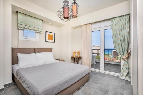 sypialnia z łóżkiem i balkonem w obiekcie Aegean Sea View Villa w mieście Pefkochori