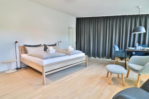 a bedroom with a bed and a table and chairs at Lüttjeod - Apartment 11 in Langeoog