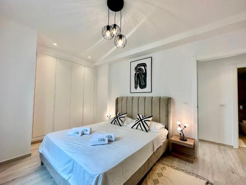 um quarto com uma cama grande com duas caixas em A12 stylish and modern 2bds in La Marsa em La Marsa