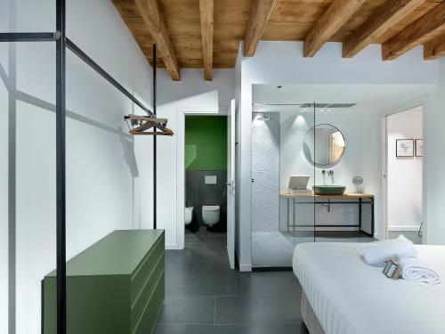 una camera con letto e un bagno con specchio di SG9 CITY APARTMENTS a Brescia
