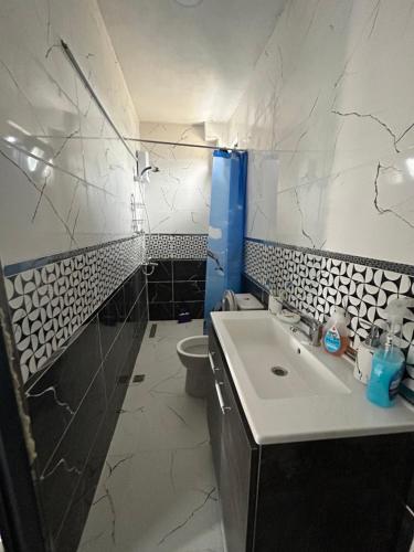 La salle de bains est pourvue d'un lavabo et de toilettes. dans l'établissement Enez Trapezde Kiralık Müstakil Villa, à Enez