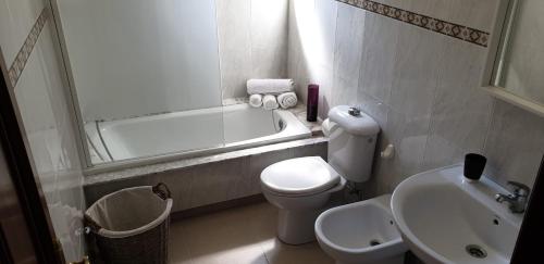 Kúpeľňa v ubytovaní Apartamento Mercedes Quenxe Corcubión