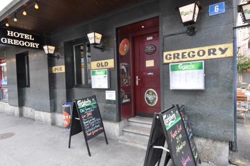 un magasin avec des panneaux devant un bâtiment dans l'établissement Hotel Gregory, à Zurich