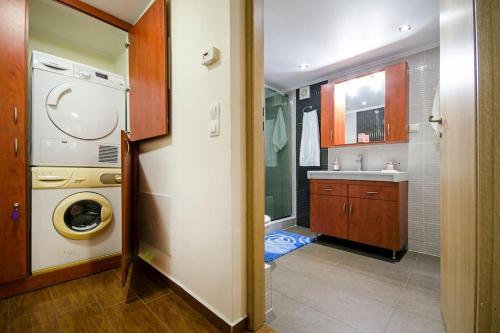 マラティにあるVilla Smaroのバスルーム(洗濯機、シンク付)