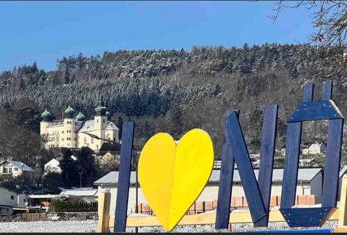 a yellow heart sign in front of a mountain at Urlaub in Schlossnähe in Artstetten