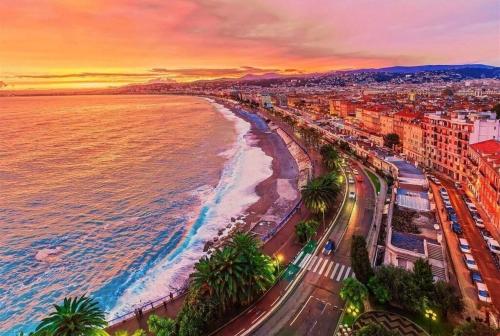 - une vue aérienne sur la plage au coucher du soleil dans l'établissement Romantic villa in the south of France with a private garden , pool and a terrace, à Nice