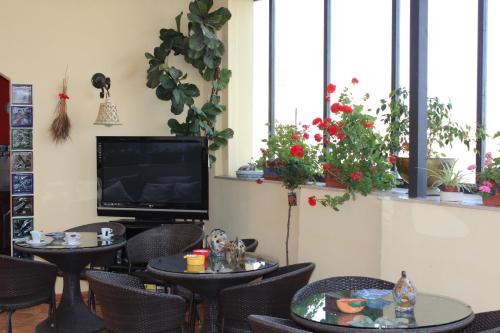 2 mesas y sillas en una habitación con plantas en Hotel Residence Le Chiavi Di San Francesco, en Trapani