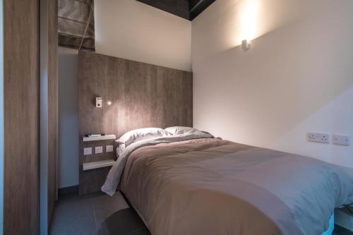 KalkaraにあるHarbour Haven Maisonetteの部屋の中に大きなベッドがある寝室