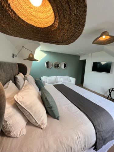 Łóżko lub łóżka w pokoju w obiekcie Manoir Les Feuillantines Piscine & Spa