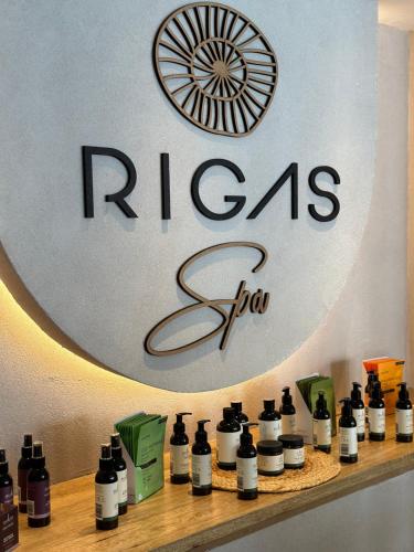 una señal para un spa con botellas en un estante en Rigas Boutique Hotel & Spa en Áfitos