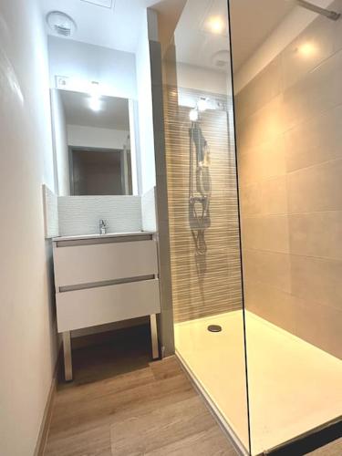 Ванная комната в Appartement centre ville - PARKING PRIVE - WIFI