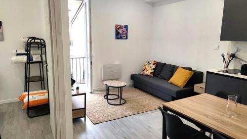 un salon avec un canapé et une table dans l'établissement Republique centre 31, à Nice