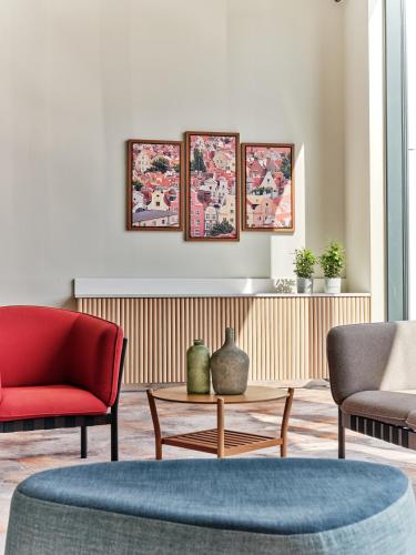 a living room with two chairs and a coffee table at Holiday Inn Gdansk - City Centre by IHG in Gdańsk