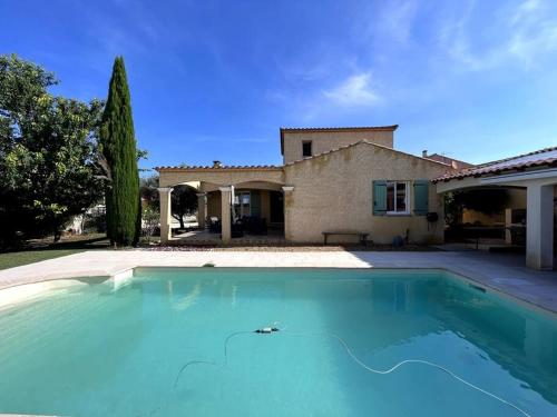 une grande piscine en face d'une maison dans l'établissement La Provençale, à Redessan