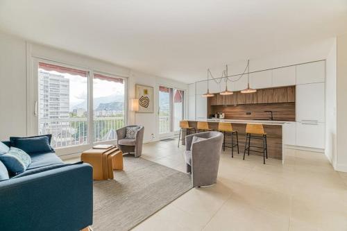 un salon avec un canapé bleu et une cuisine dans l'établissement 117 liberation GRENOBLE, à Grenoble