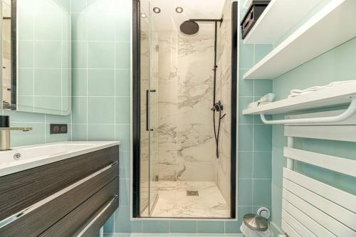 une salle de bain avec douche et lavabo dans l'établissement 117 liberation GRENOBLE, à Grenoble