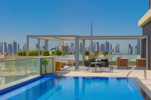 una piscina en la azotea de un edificio en Element Al Jaddaf, Dubai en Dubái