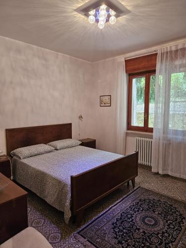 een slaapkamer met een bed en een plafondventilator bij Villa Avucat in San Marco Argentano
