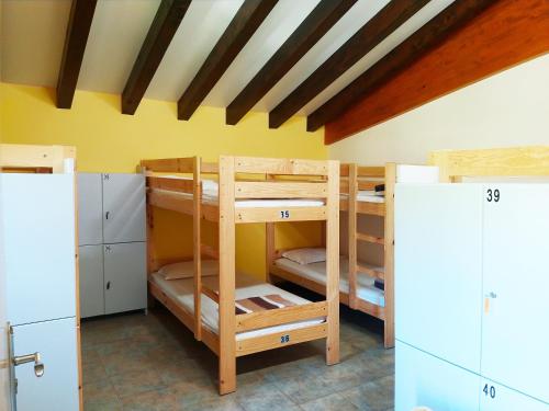 Maya del BaztánにあるAmaiurko Aterpeaの二段ベッドが備わる客室です。