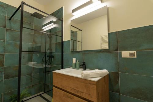 y baño con lavabo y espejo. en Fabrica Apartments 13, en Cluj-Napoca