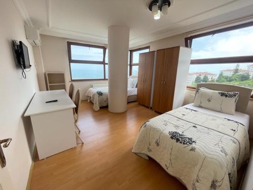 1 dormitorio con 1 cama y escritorio en una habitación en Akustik Residence en Bostancı