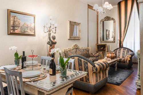 ein Wohnzimmer mit einem Tisch und einem Sofa in der Unterkunft Sansedoni - Luxury in Siena