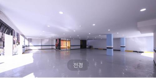 a large empty room with a large floor at Hotel Sono in Incheon