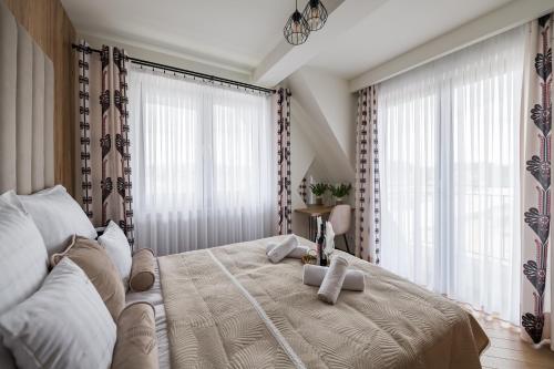 ein Schlafzimmer mit einem großen Bett mit zwei Handtüchern darauf in der Unterkunft Okno na Tatry in Białka Tatrzańska