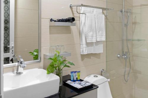 Blue Pearl Hotel في نها ترانغ: حمام مع مرحاض ومغسلة ودش