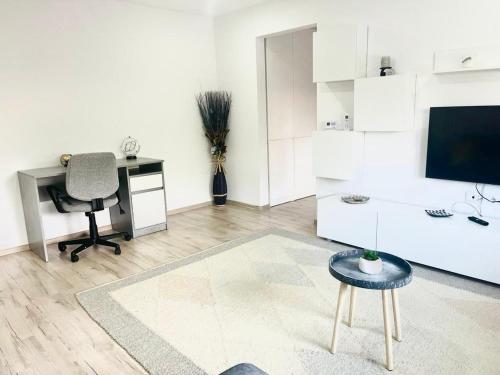 TV a/nebo společenská místnost v ubytování COMFY APARTMENT - Free Private Parking,AC,Wi-Fi