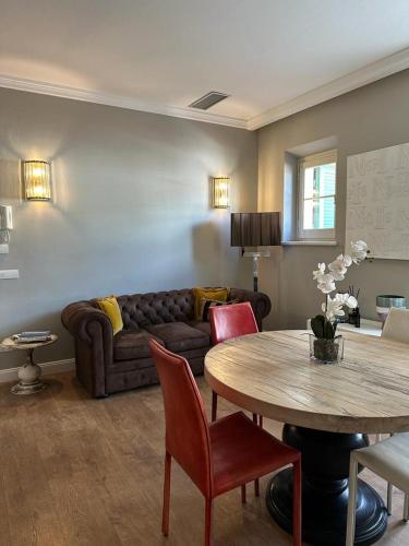 a living room with a couch and a table at CARDUCCI 3 in Forte dei Marmi