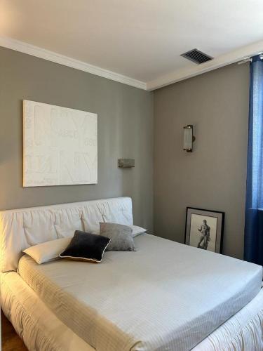 a large white bed in a room with at CARDUCCI 3 in Forte dei Marmi