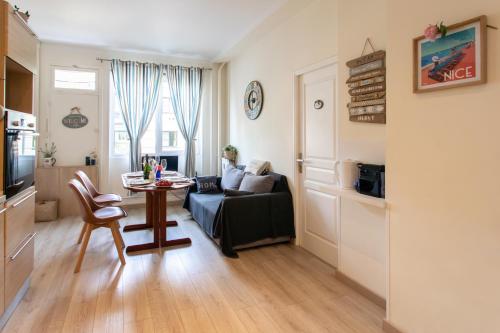 un salon avec un canapé et une table dans l'établissement Luxury Apartment NICE CENTER BEACH 3 min walk , FREE parking, à Nice