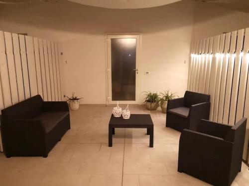 een woonkamer met 2 stoelen en een salontafel bij Da Cinema a Residenza d'Artista BLUE YELLOW RED in Orbetello