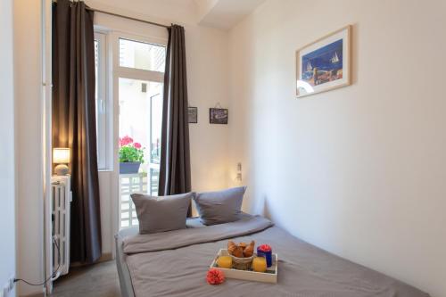 ニースにあるBEAUTIFUL apartment , beach 3 min walk , free parking, near Negrescoのリビングルーム(ベッド1台、窓付)