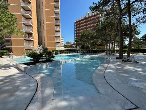 ein Swimmingpool mitten in einem Gebäude in der Unterkunft Residenza Cristallo in Lignano Sabbiadoro