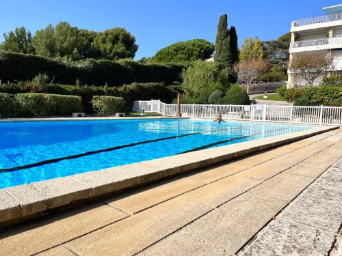 une grande piscine avec une personne dans l'eau dans l'établissement CassisCentre-pour famille-piscine plage - 4pers, à Cassis