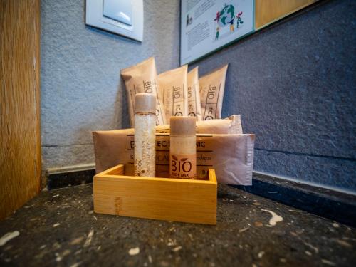 a wooden box with two test tubes on a table at Aparthotel Siente Boí & SPA in Pla de l'Ermita
