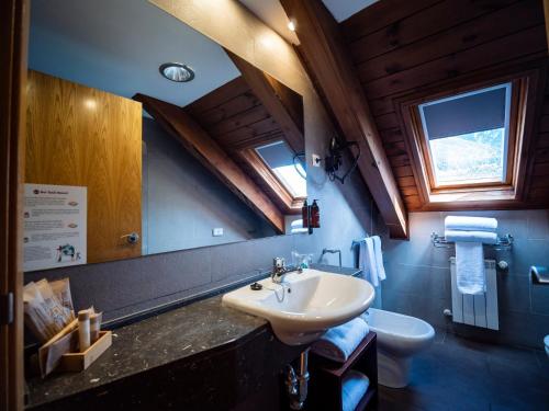 プラ・デ・ラ・エルミータにあるAparthotel Siente Boí & SPAのバスルーム(洗面台、トイレ付)