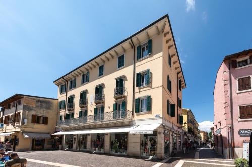 een gebouw op een straat in een stad bij Palazzo Betteloni in Bardolino