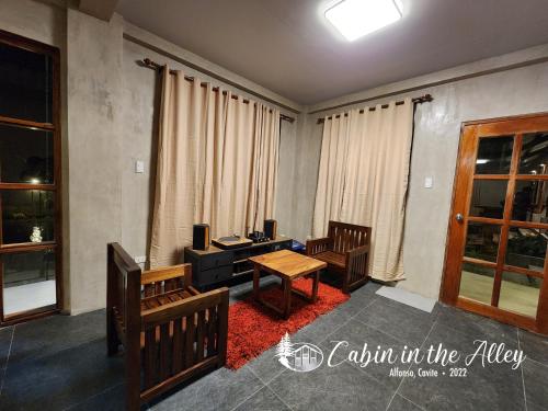 a room with two chairs and a desk and a table at Cabin in the Alley in Alfonso