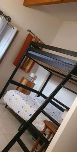 - une chambre avec lits superposés dans l'établissement Maison en bord de mer, au Barcarès