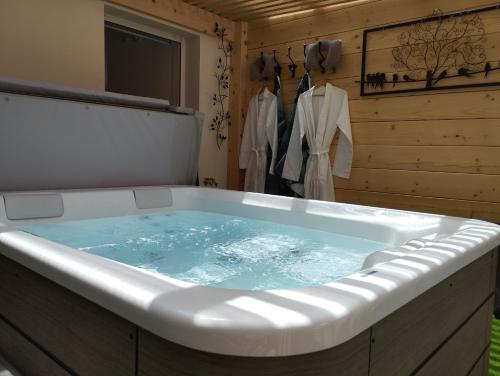 Photo de la galerie de l'établissement Le Spa des lavandes panoramique, à Valensole