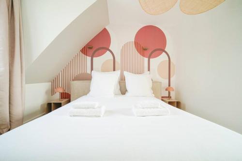 - une chambre avec un lit blanc aux accents rouges dans l'établissement Appartement Haussmannien 16ème arrondissement, à Paris