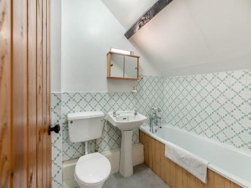 a bathroom with a toilet and a sink and a tub at Coachmans Cottage - N832 in Wark